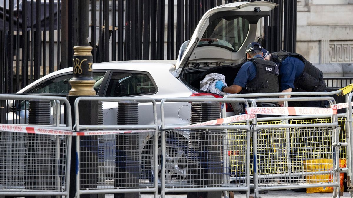 Do brány u vjezdu do sídla britského premiéra najel automobil